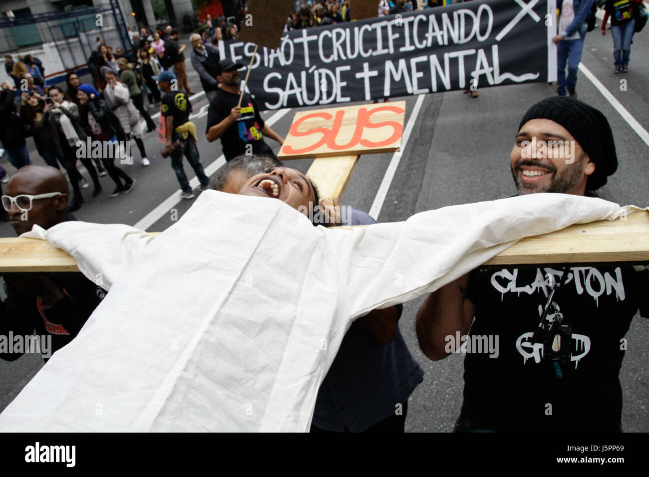 São Paulo, Brazil. 18th May, 2017. Protesters from various social movements are doing the National Day of Anti-Manicomial Struggle, at Masp on Avenida Paulista in São Paulo, Brazil, on Thursday (18). The act is against the mercantilization of the disease; Against a privatizing and authoritarian sanitary reform; By a democratic and popular health reform; By agrarian and urban reform; By the free and independent organization of the workers; The right to organize public services. May 18, 2017. (Photo: Fábio Vieira/FotoRua) Credit: Fábio Vieira/Alamy Live News Stock Photo