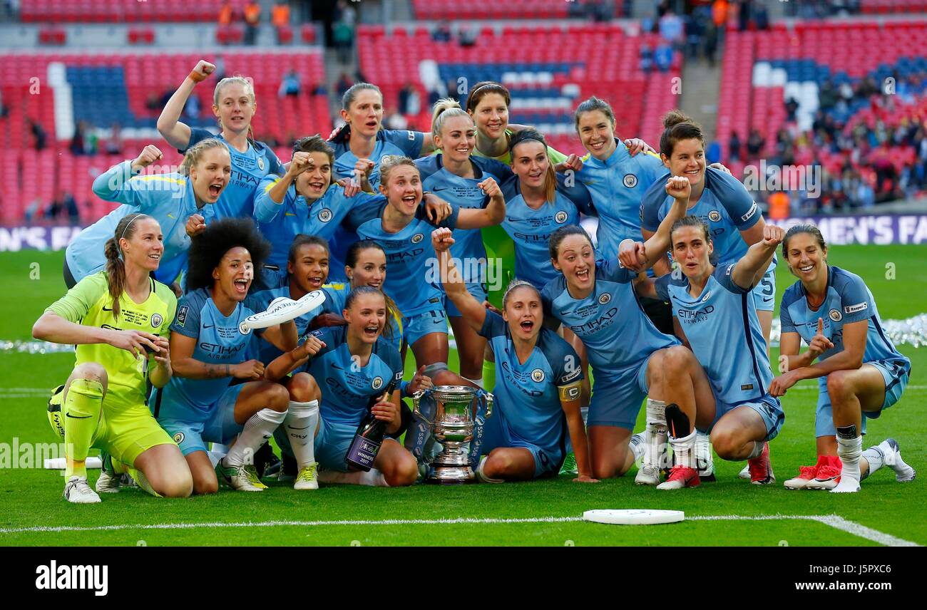 Manchester City women celebrate winning the SSE Women's FA Cup Final match between Birmingham City and Manchester City at Wembley Stadium in London. 13 May 2017 EDITORIAL USE ONLY No merchandising. For Football images FA and Premier League restrictions apply inc. no internet/mobile usage without FAPL license - for details contact Football Dataco Stock Photo