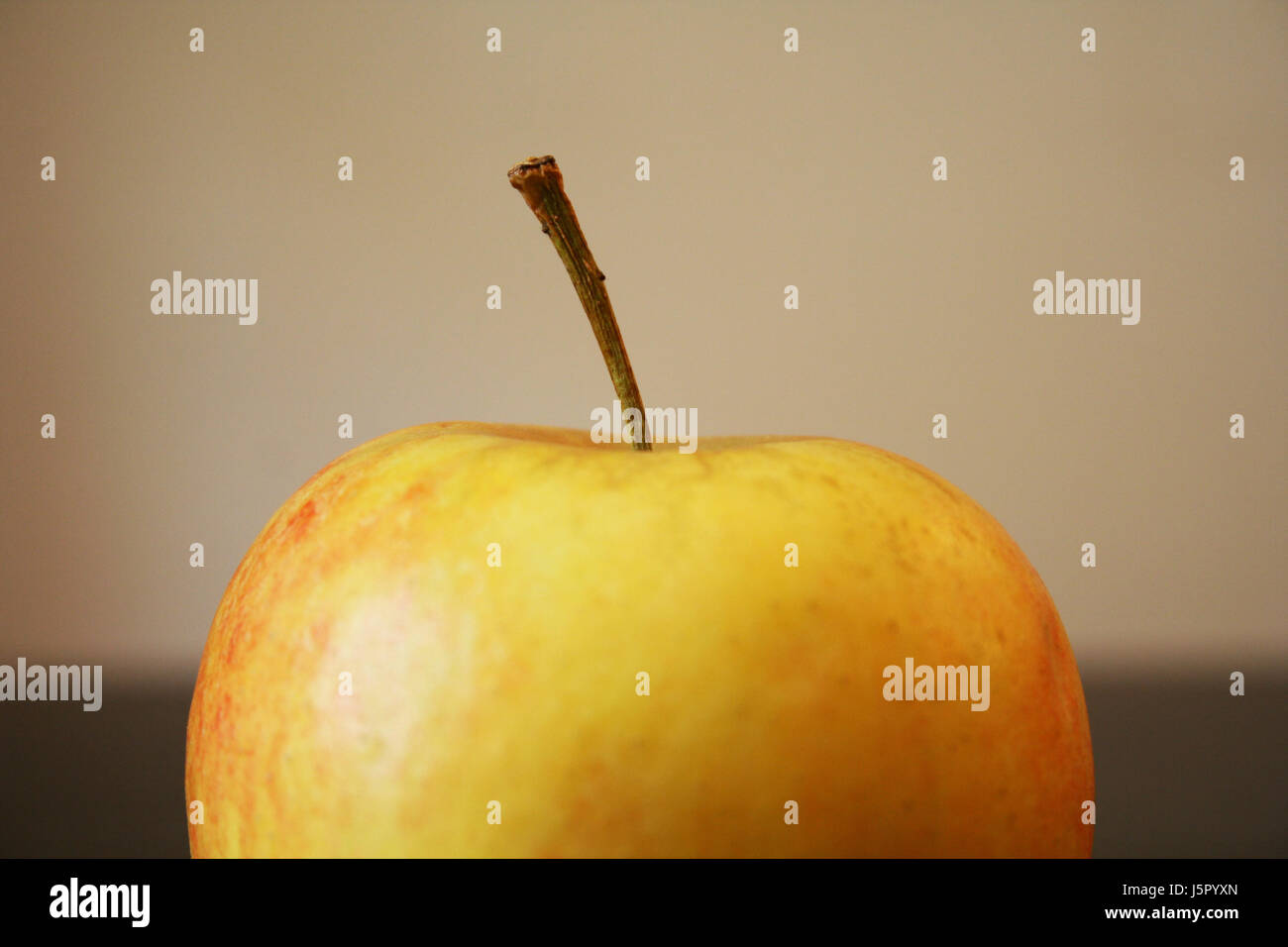 fruit stack apple juice rot apple red yellow apfel stengel gelb jona