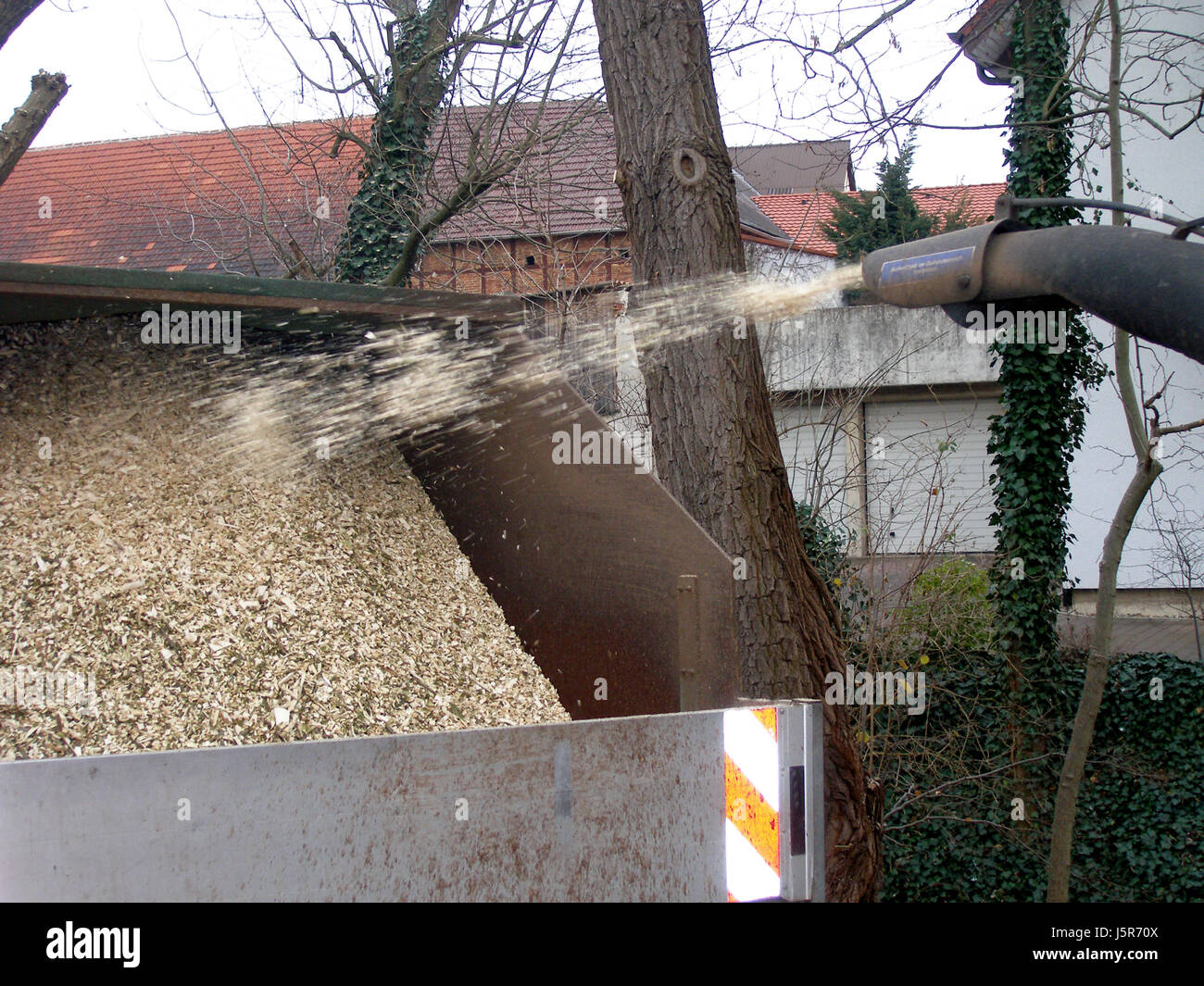 Grind Compose garden engine drive motor branches gear trash compost cut grind mince ...