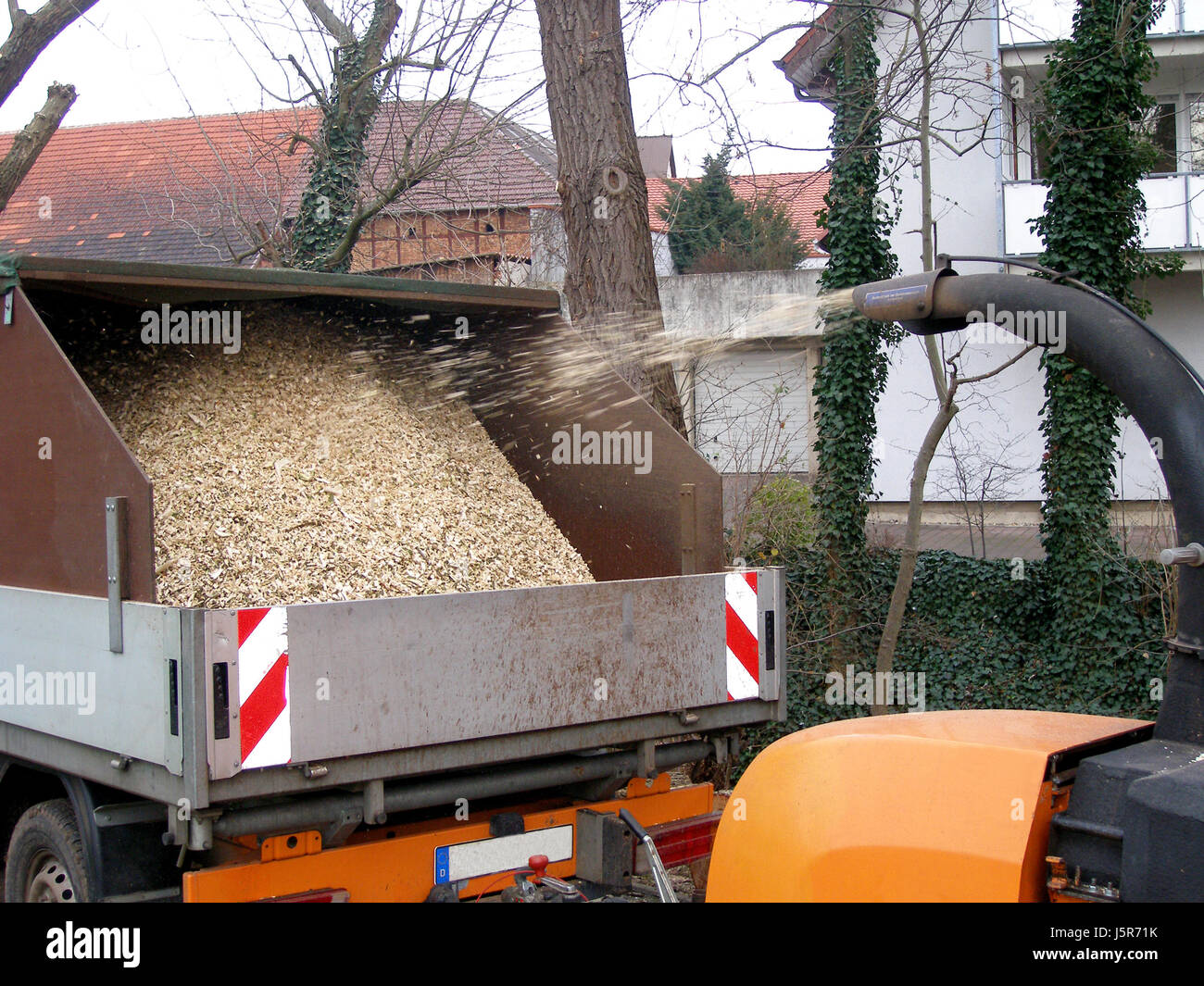 Grind Compose garden engine drive motor branches gear trash compost cut grind mince ...