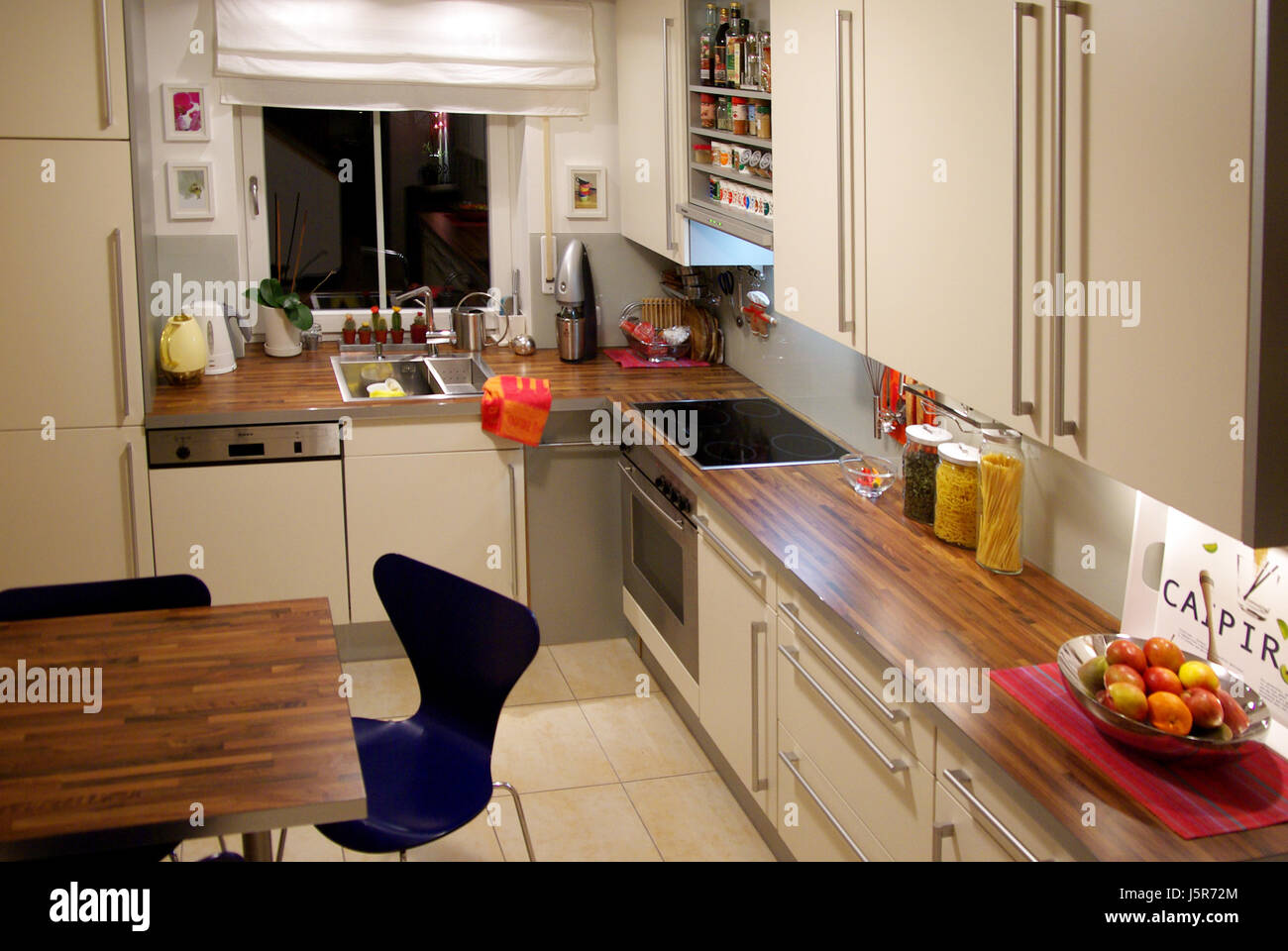 small fitted kitchen Stock Photo Alamy