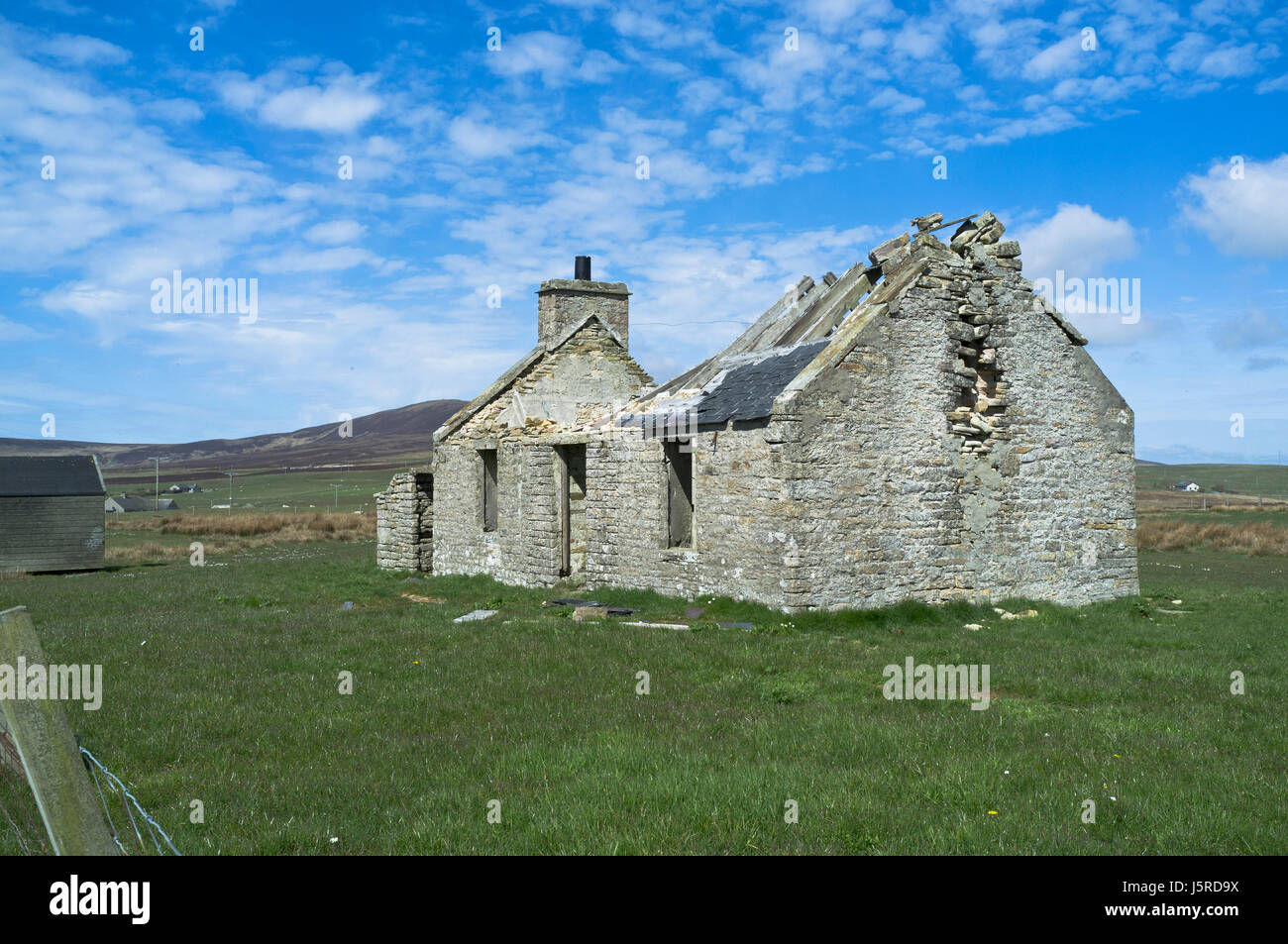 dh Ruined cottage ORPHIR ORKNEY Derelict building ruins crumbling ruin derilict Stock Photo