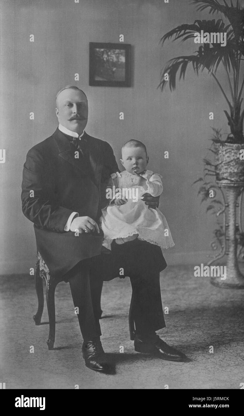 Prince Henry of the Netherlands, Prince Consort through his Marriage to Queen Wilhelmina, with Princess Juliana, Portrait, 1909 Stock Photo