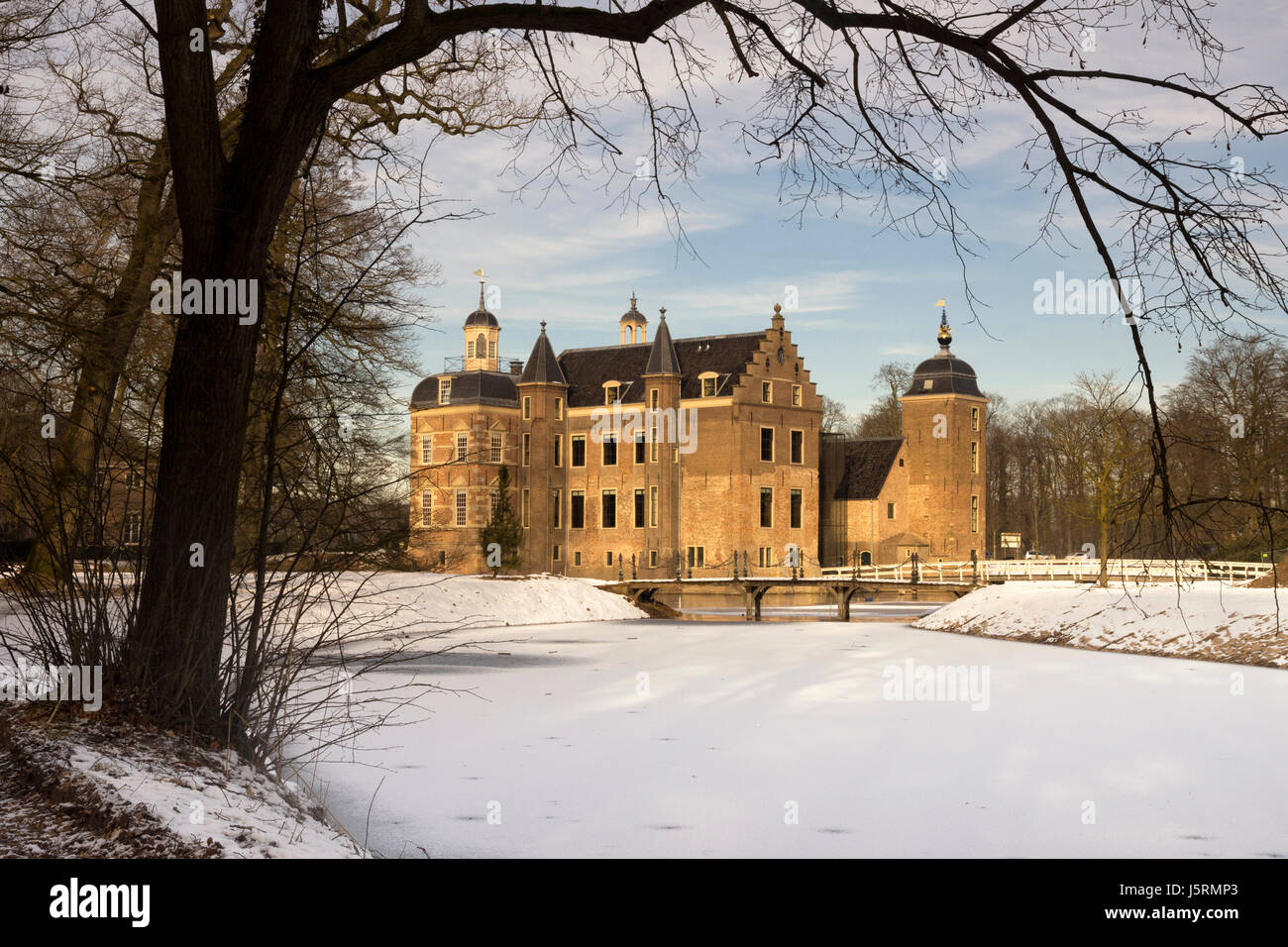 Ruurlo castle in the Dutch region Achterhoek seen from the surrounding wintry park Stock Photo