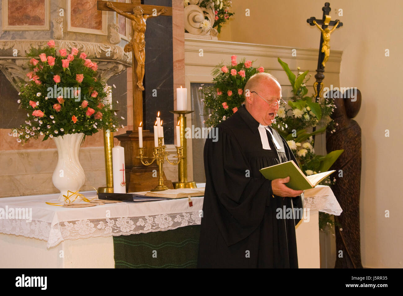 pastor at wedding ceremony 3 Stock Photo - Alamy