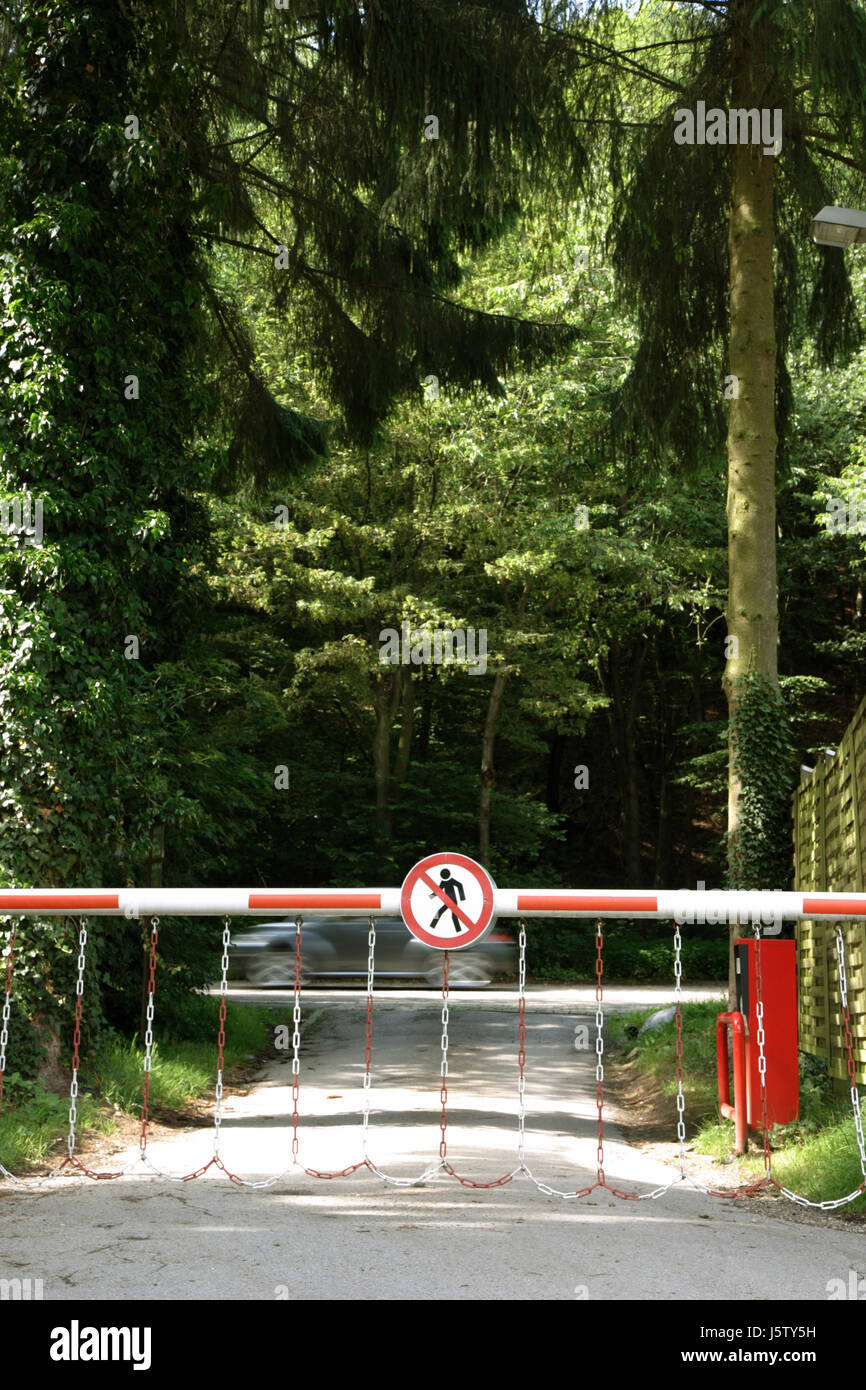 Page 10 Level Crossing With Barrier Sign High Resolution Stock Photography And Images Alamy