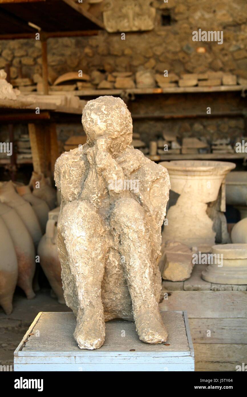 pompeii ash statues kissing