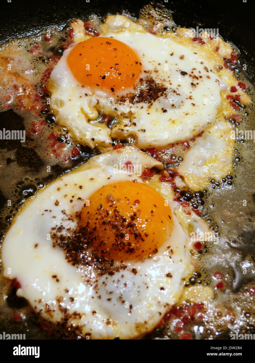 pepper eggs ham fried egg fried two pan fryingpan salt pepper sporty