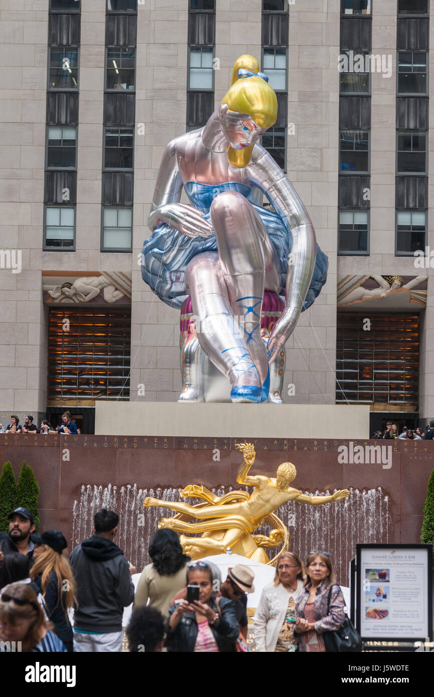 Jeff Koons Statues Visitors observe Jeff Koons' sculpture