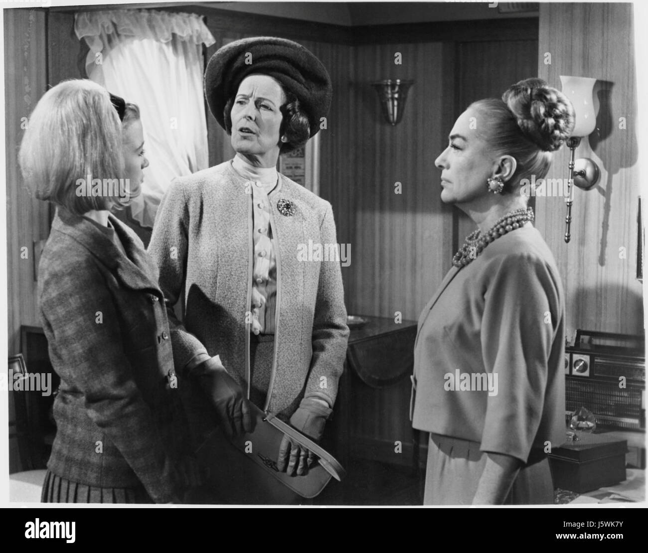 Joan Crawford (r), on-set of the Film, 'Berserk', 1967 Stock Photo