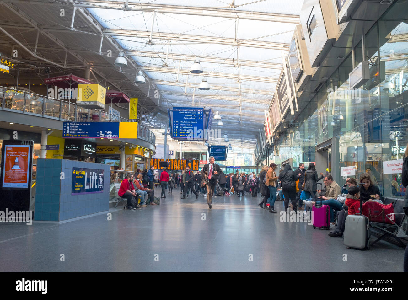 Running for the train in Piccadilly Railway Station Manchester UK Stock