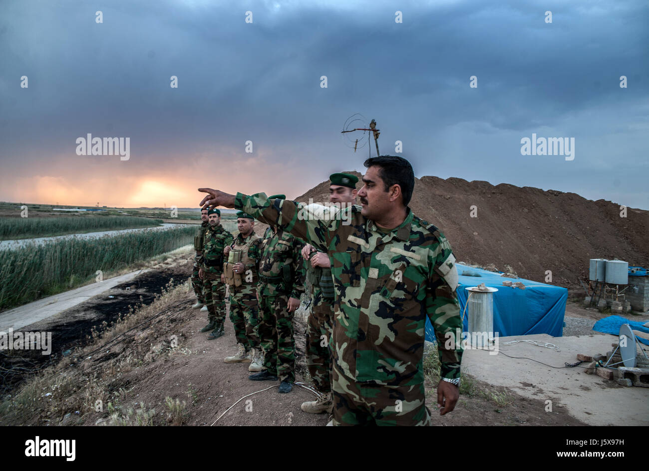 Kurdish Peshmerga forces stand guard at a checkpoint near the frontline in Hawija, Iraq. Stock Photo