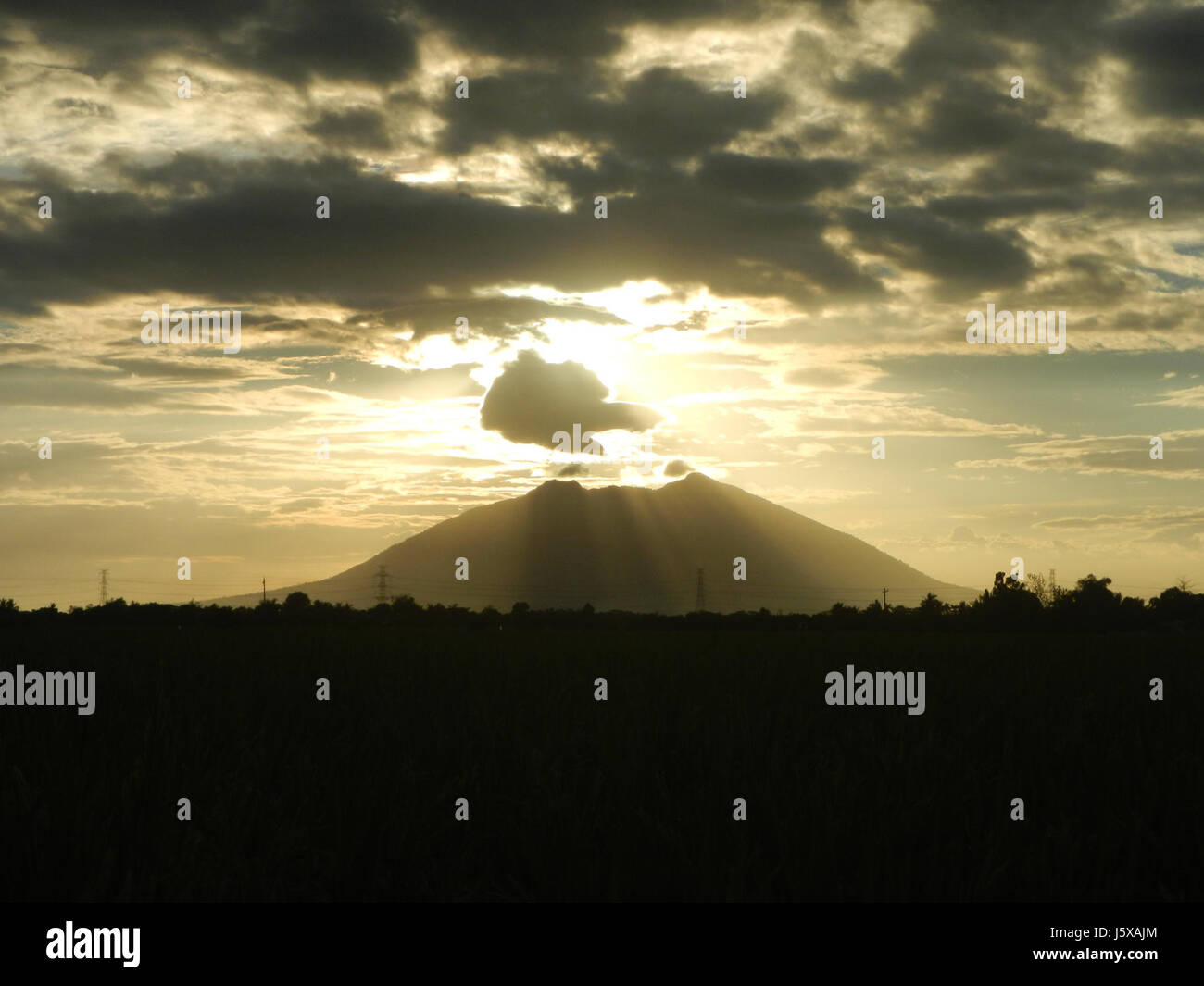 04038 Mystic clouds glorious rays sunset Majestic Mount Arayat Pulo