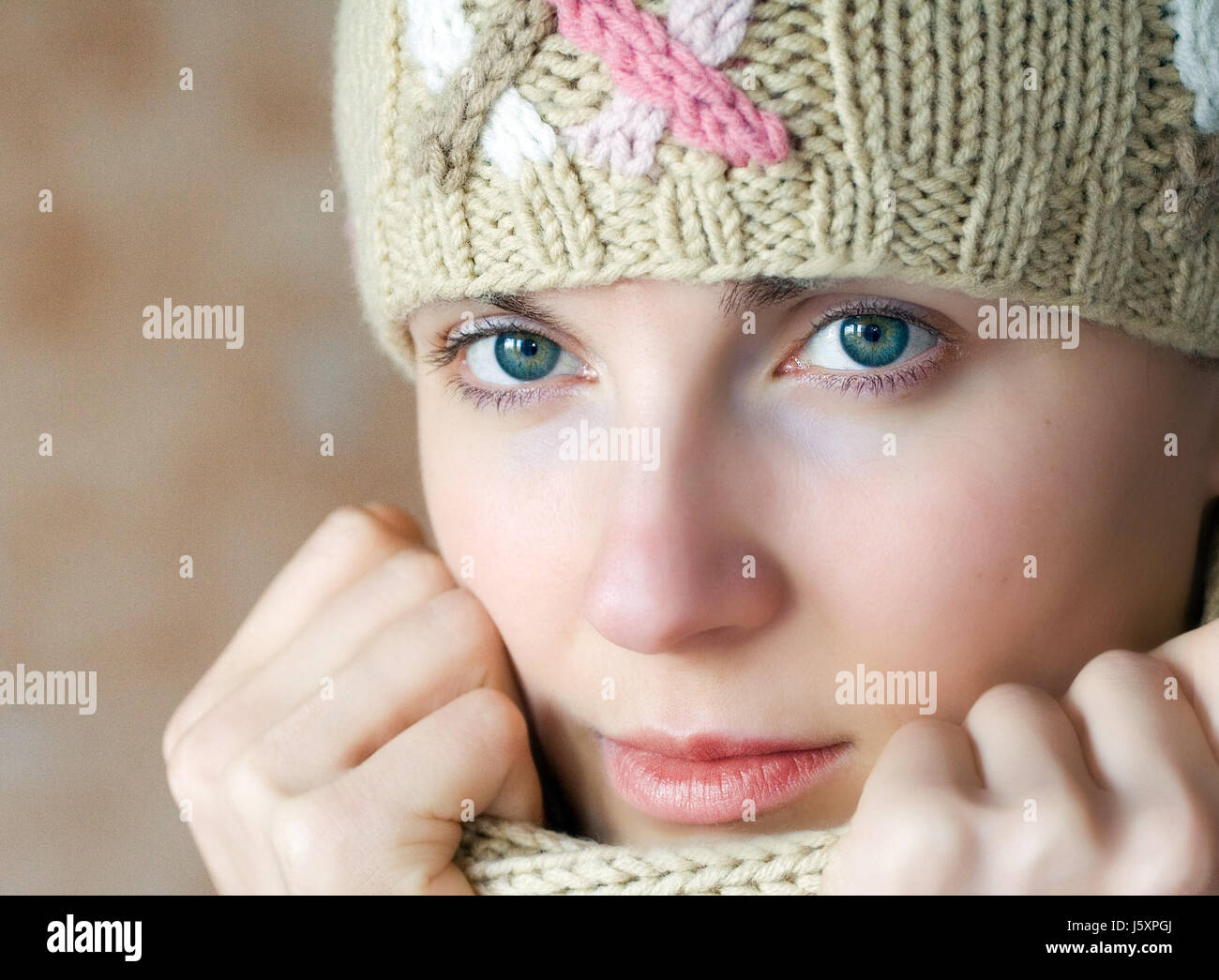 woman winter cold scarf woman winter cold eyes scarf kaelte medchen muetze Stock Photo