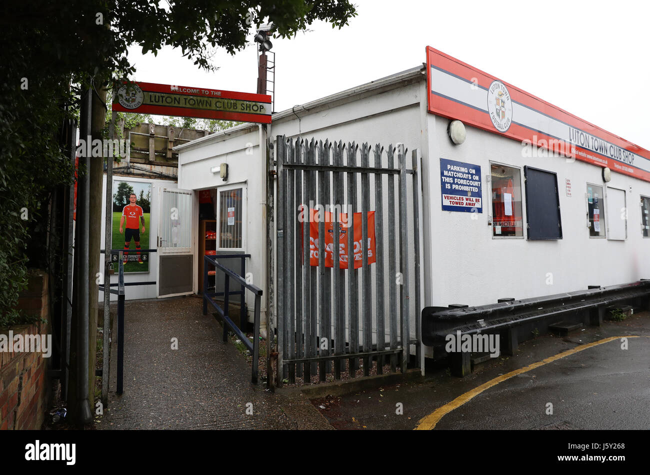 File:Luton Town Club Shop.jpg - Wikipedia