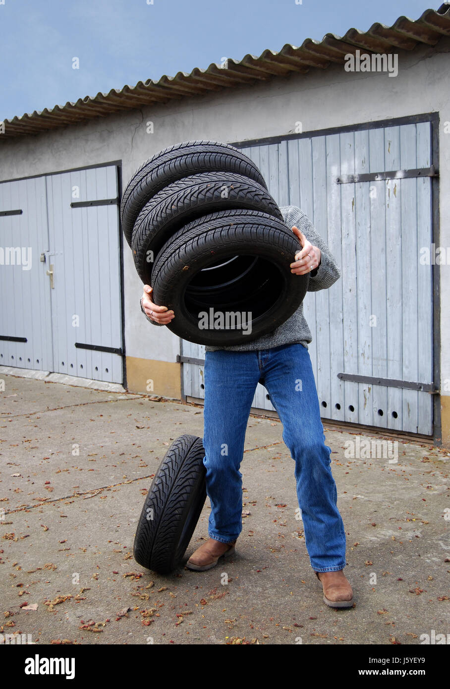 snow tyre garages change layman change of tyres tyre tire tyres man make blue Stock Photo