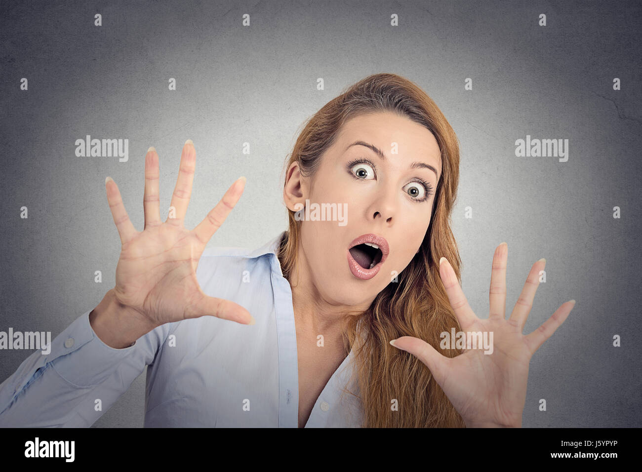 Прекрасная полячка так испугалась увидевшая вдруг. Прекрасная полячка так испугалась увидевшая вдруг. Прекрасная полячка так испугалась увидевшая вдруг. Прекрасная полячка так испугалась увидевшая вдруг. Удивленная девушка на желтом фоне.