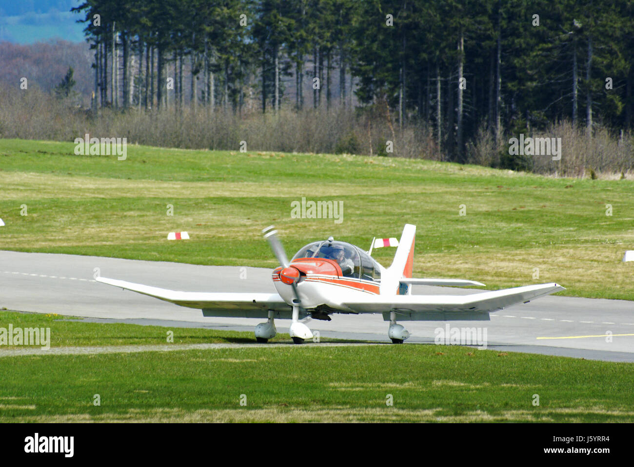 Plane landing on ground hi-res stock photography and images - Alamy