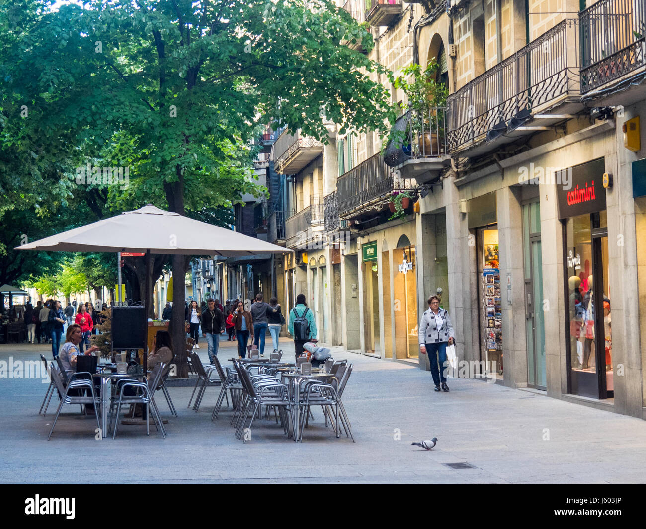 Tourists shopping in girona spain hires stock photography and images Alamy