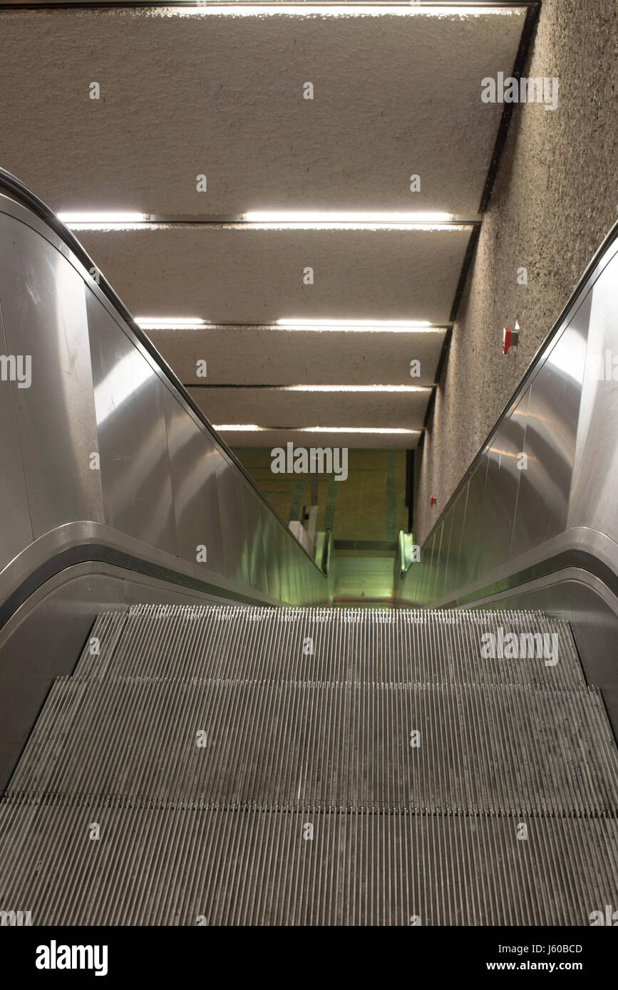 Rolltreppe einer U-Bahnstation in Nürnberg, Bayern, Deutschland Stock Photo