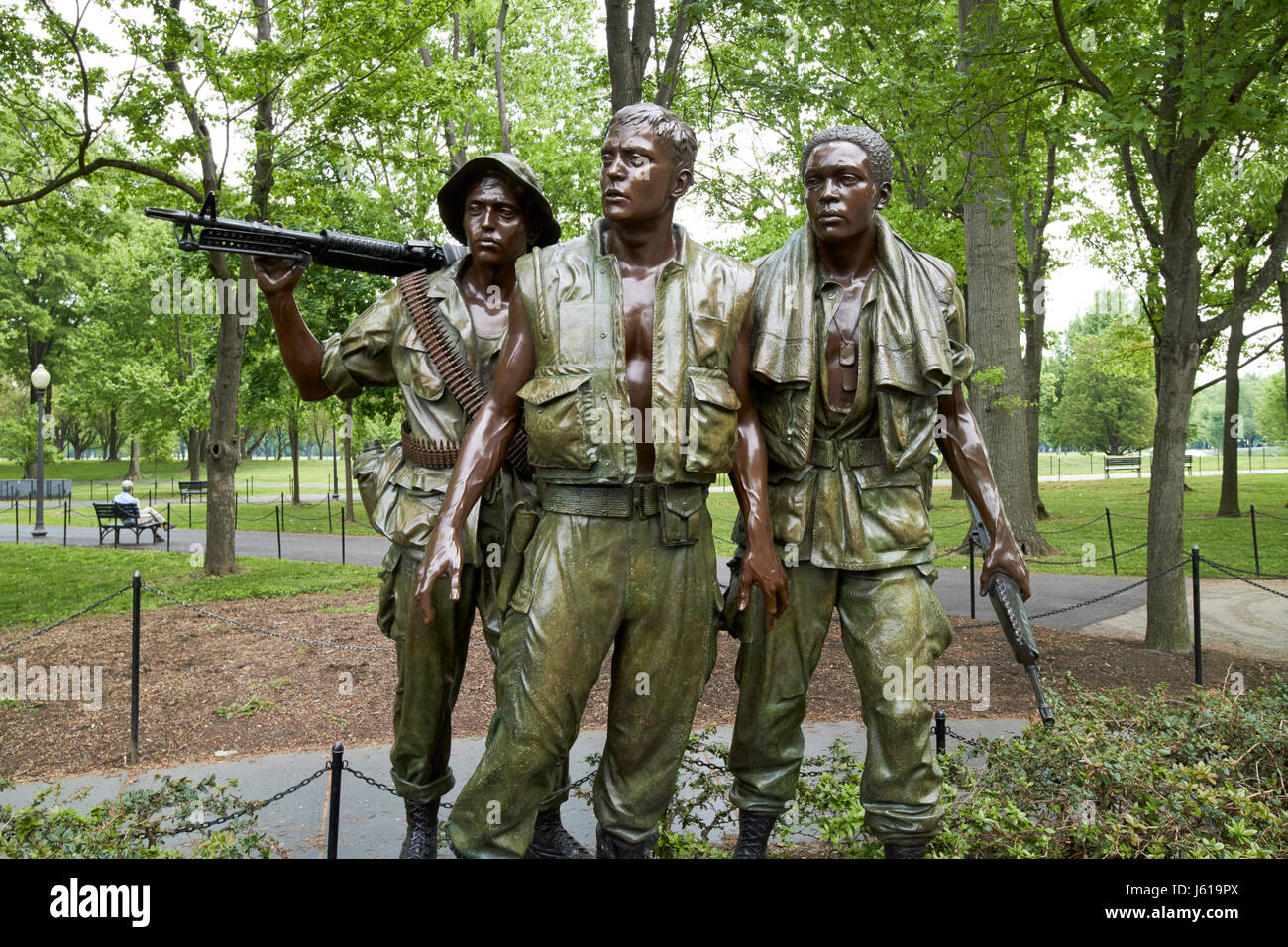 Vietnam War Memorial Bronze Statue Washington DC Postcard The Three Soldiers 