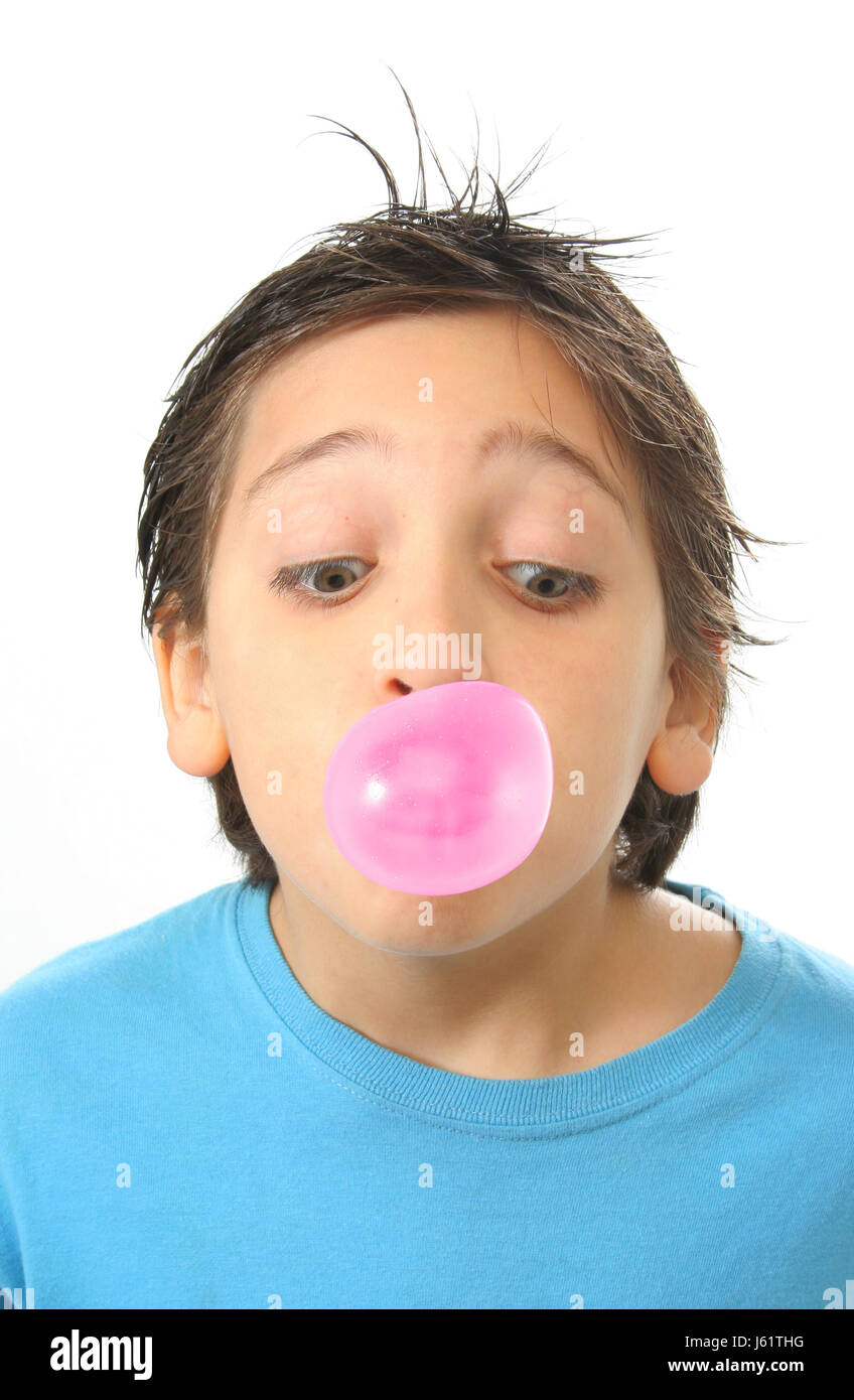 мальчик жвачка. пузырь из жвачки. жевательная резинка и человек. человек с жвачкой. мальчик с жвачкой в руках.