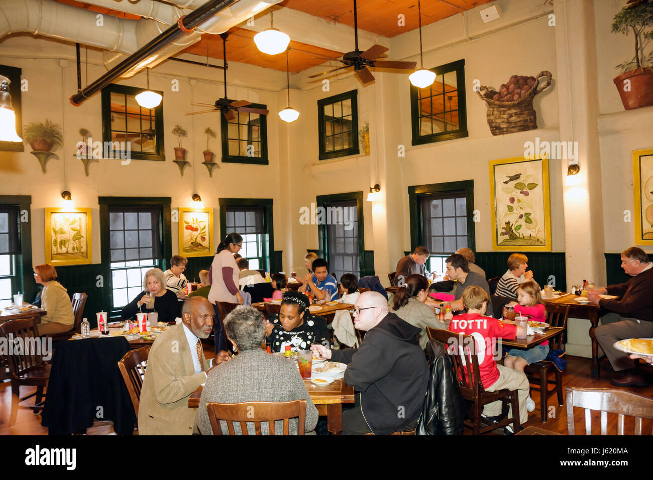 Dining out and family and cafe hi res stock photography and images Alamy