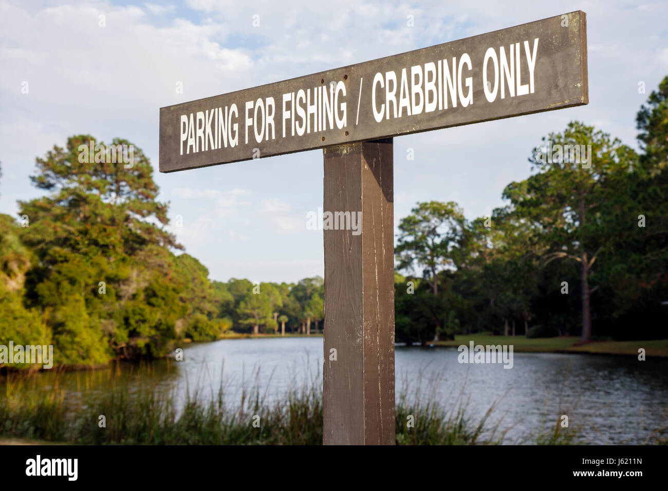 South Carolina,Beaufort County,Hilton Head Island,Sea Pines Plantation,South Beach,resort,sign,lagoon,parking for fishing crabbing only,restriction,SC Stock Photo