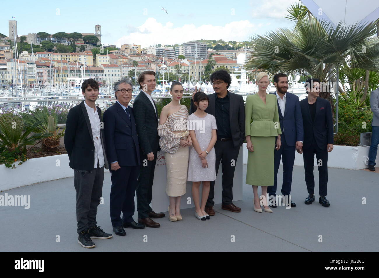Cannes, France. 11th May, 2016. CANNES, FRANCE - MAY 19: Actors Devon Bostick, Byung Heebong, Paul Dano, Lily Collins, Ahn Seo-Hyun, director Bong Joon-Ho, Tilda Swinton, Jake Gyllenhaal and Steven Yeun attend the 'Okja' photocall during the 70th annual Cannes Film Festival at Palais des Festivals on May 19, 2017 in Cannes, France Credit: Frederick Injimbert/ZUMA Wire/Alamy Live News Stock Photo
