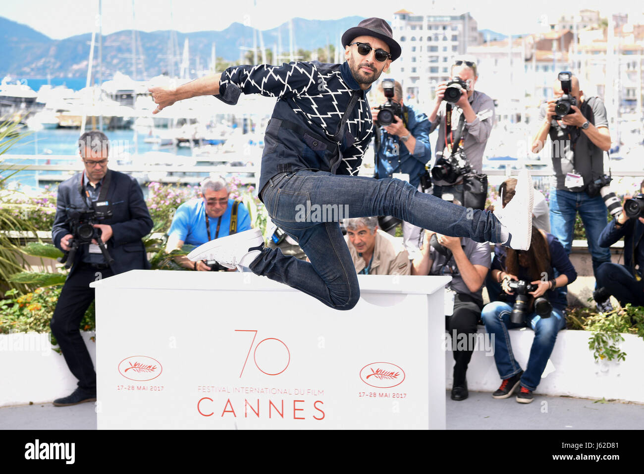 Cannes, France. 19th May, 2017. Director JR poses for a photocall in Cannes, France, on May 19, 2017. The film 'Faces, Places' co-directed by French directors Agnes Varda and JR will be screened during the 70th Cannes Film Festival. Credit: Chen Yichen/Xinhua/Alamy Live News Stock Photo