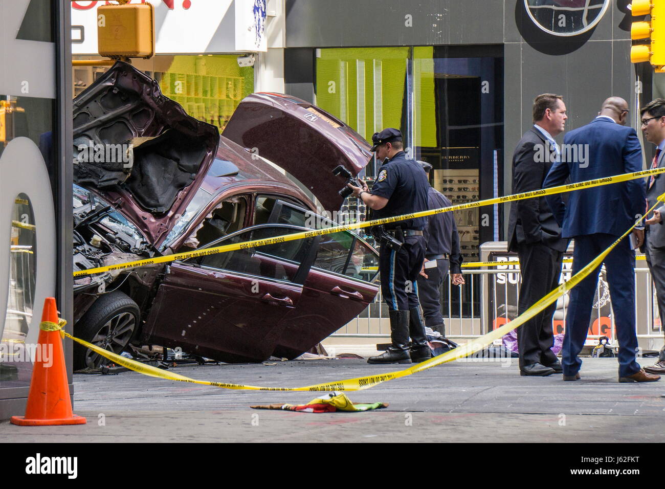 New York, New York, USA. 18th May, 2017. Police officers and emergency workers investigate the scene of a car crash in Times Square that took the life of an 18 year-old Michigan girl and injured 22 others. Credit: Kevin C. Downs/ZUMA Wire/ZUMAPRESS.com/Alamy Live News Stock Photo
