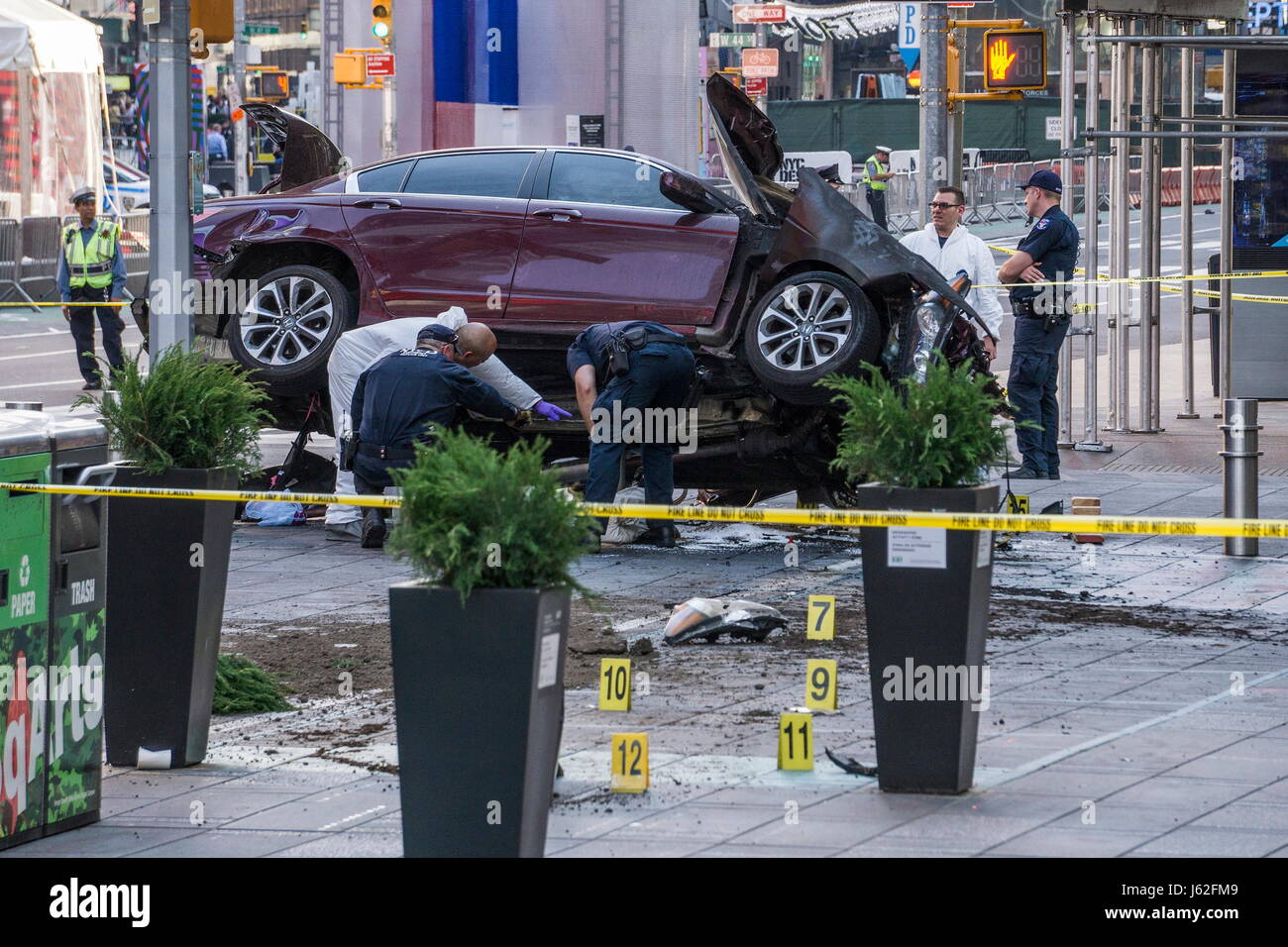 New York, New York, USA. 18th May, 2017. Crime scene markers near the damaged vehicle as Police officers and emergency workers investigate the scene of a car crash in Times Square that took the life of an 18 year-old Michigan girl and injured 22 others. Credit: Kevin C. Downs/ZUMA Wire/ZUMAPRESS.com/Alamy Live News Stock Photo