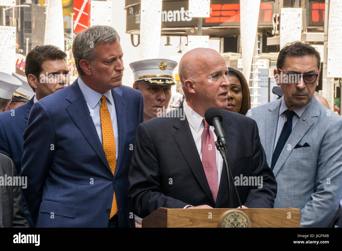 New York, New York, USA. 18th May, 2017. New York City Mayor BILL DEBLASIO (L), New York Police Commissioner James O'Neil (C) and other public officials gather in Times Square after one pedestrian was killed, from Michigan, and 22 others were struck by a vehicle in Times Square. Credit: Kevin C. Downs/ZUMA Wire/ZUMAPRESS.com/Alamy Live News Stock Photo
