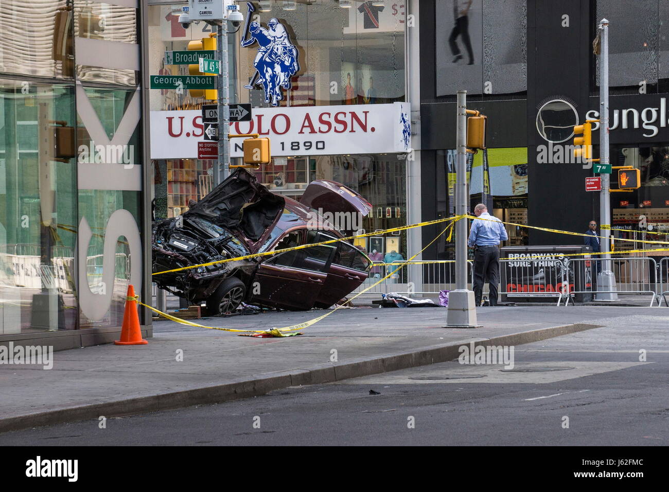 New York, New York, USA. 18th May, 2017. Police officers investigate the scene of a car crash in Times Square that took the life of an 18 year-old Michigan girl and injured 22 others. Credit: Kevin C. Downs/ZUMA Wire/ZUMAPRESS.com/Alamy Live News Stock Photo
