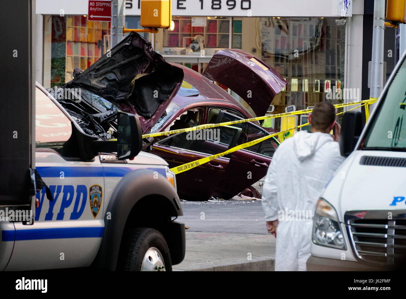 New York, New York, USA. 18th May, 2017. Police officers and emergency workers investigate the scene of a car crash in Times Square that took the life of an 18 year-old Michigan girl and injured 22 others. Credit: Kevin C. Downs/ZUMA Wire/ZUMAPRESS.com/Alamy Live News Stock Photo