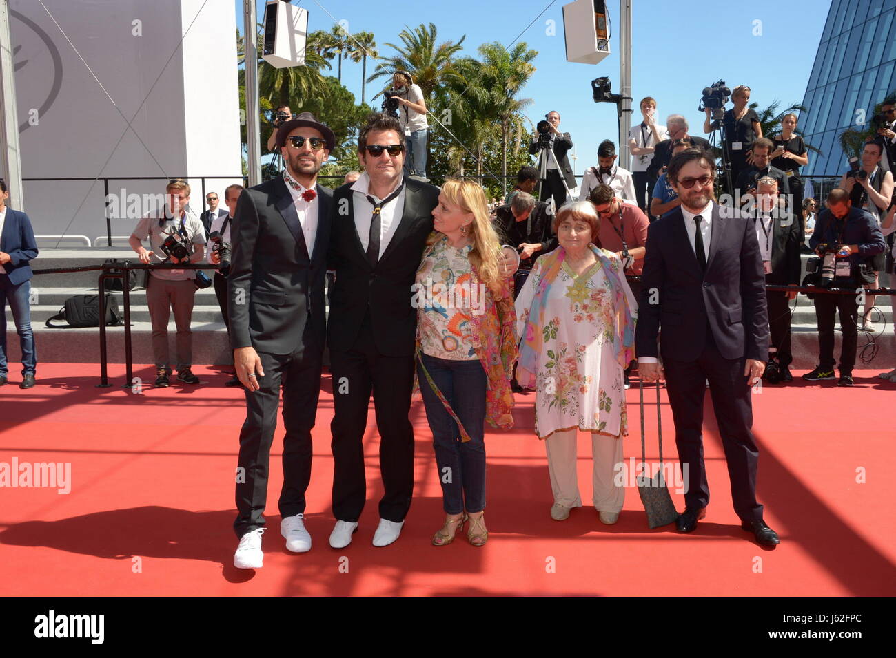 Cannes, France. 11th May, 2016. CANNES, FRANCE - MAY 19: Director JR, composer Matthieu Chedid, director Agnes Varda and members of the cast pose as they attend the 'Faces, Places (Visages, Villages)' screening during the 70th annual Cannes Film Festival at Palais des Festivals on May 19, 2017 in Cannes, France. Credit: Frederick Injimbert/ZUMA Wire/Alamy Live News Stock Photo