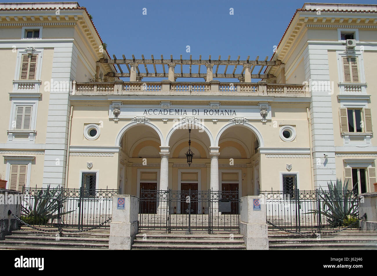 I Membri Di Un'accademia Romana accademia di romania in rome Stock Photo - Alamy