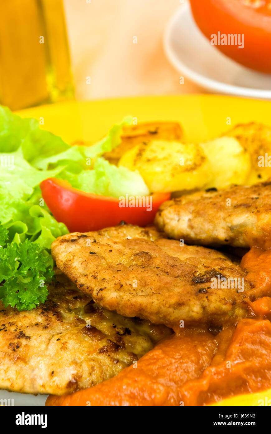 sauce hamburger burger baked meat restaurant sauce spices food dish