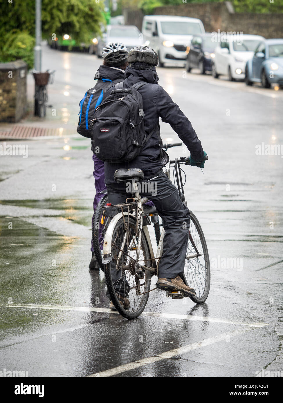 Commuter cyclists traffic lights hi-res stock photography and images Alamy