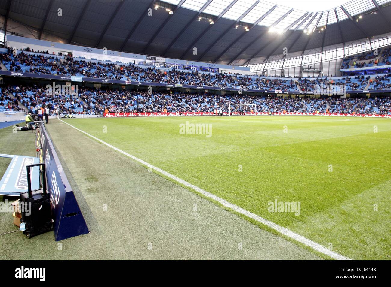ADVERTISING BOARDS MOVED TO RE MANCHESTER CITY V STOKE CITY F ETIHAD STADIUM MANCHESTER ENGLAND 01 January 2013 Stock Photo