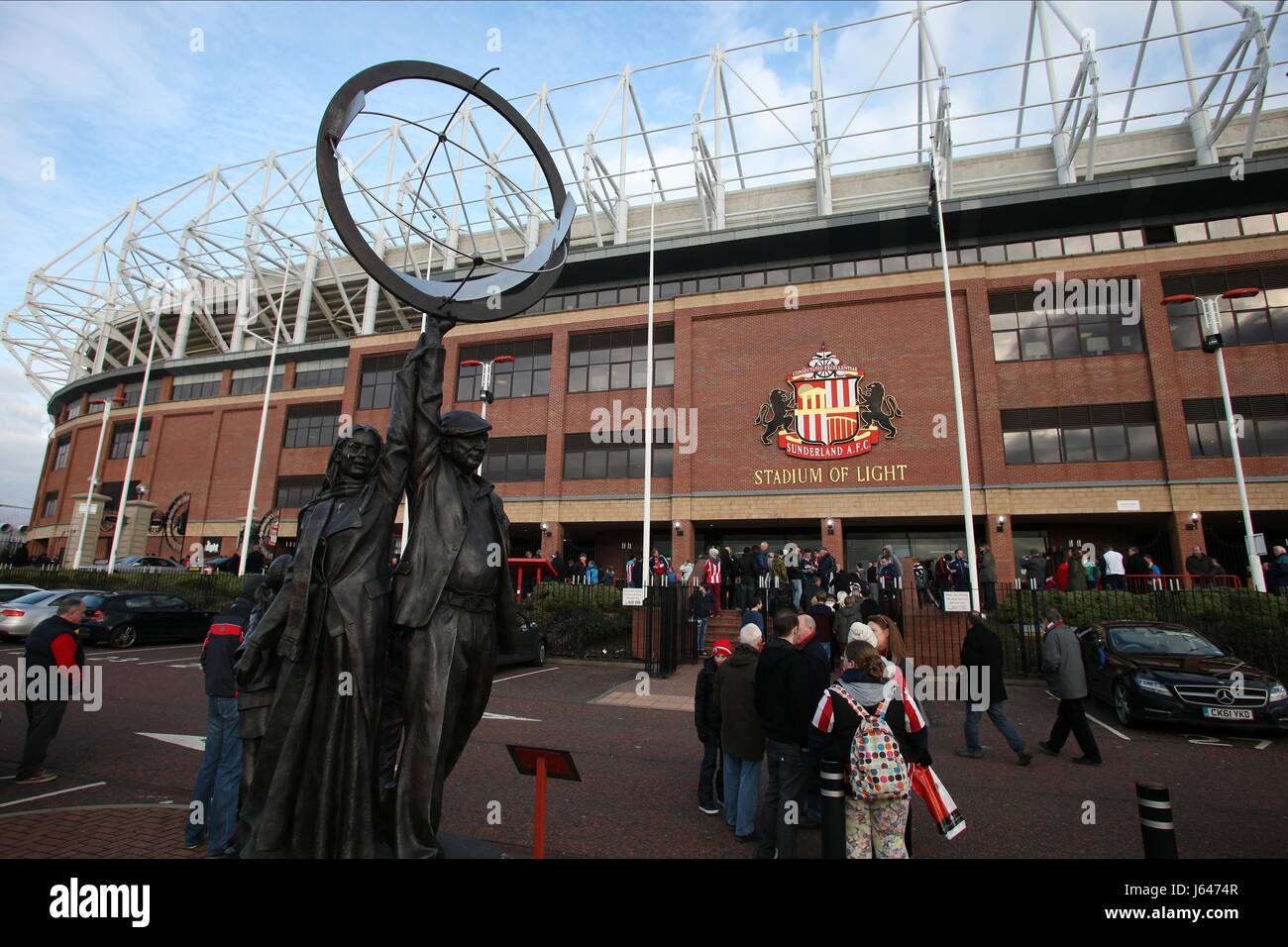 FANS STATUE OUTSIDE STADIUM LIGHT SUNDERLAND AFC STADIUM OF LIGHT