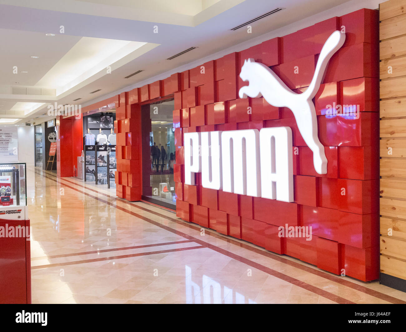 Puma store shop display hi-res stock photography and images - Alamy