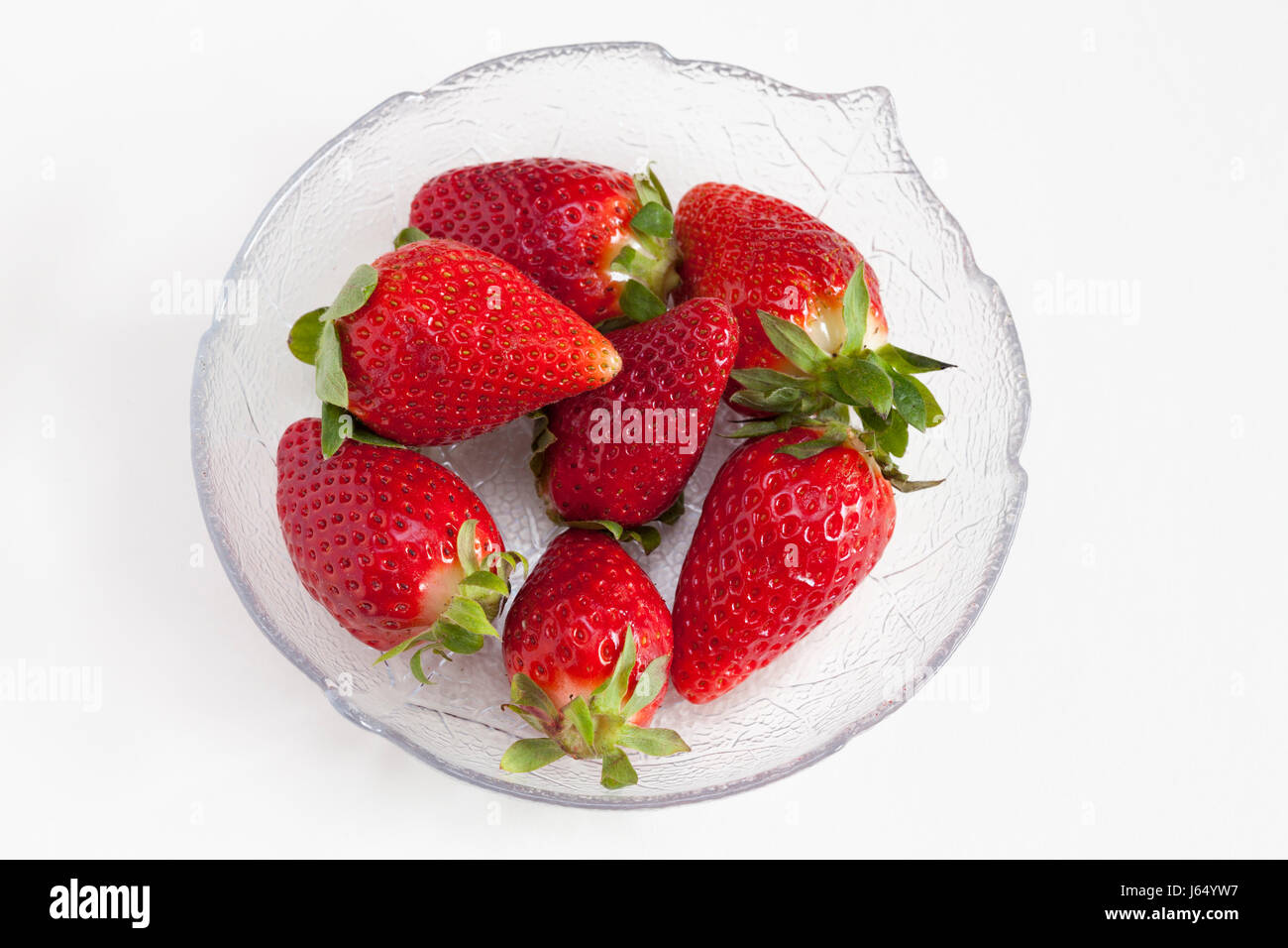 Schüssel mit Erdbeeren, weißer Untergrund, Textfreiraun Stock Photo