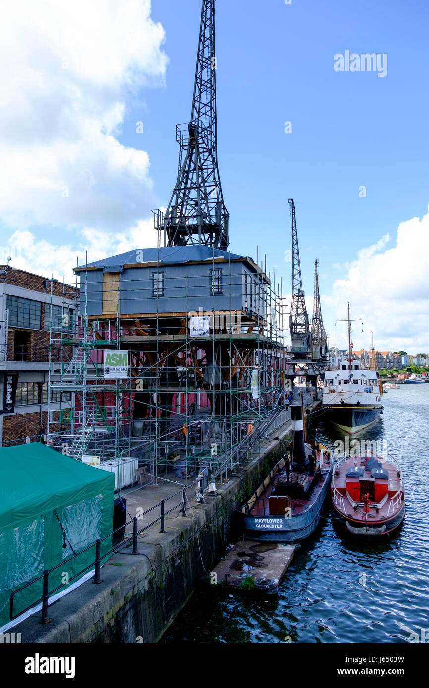 Bristol crane 29 hires stock photography and images Alamy