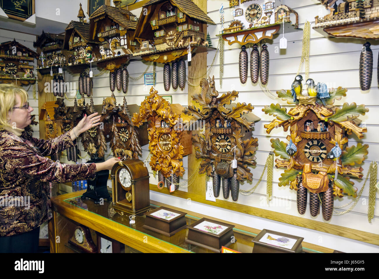 Michigan Frankenmuth,German Bavarian ethnic community,Frankenmuth Clock Company,display sale time,timepiece,Black Forest cuckoo clocks,carved wood,cra Stock Photo