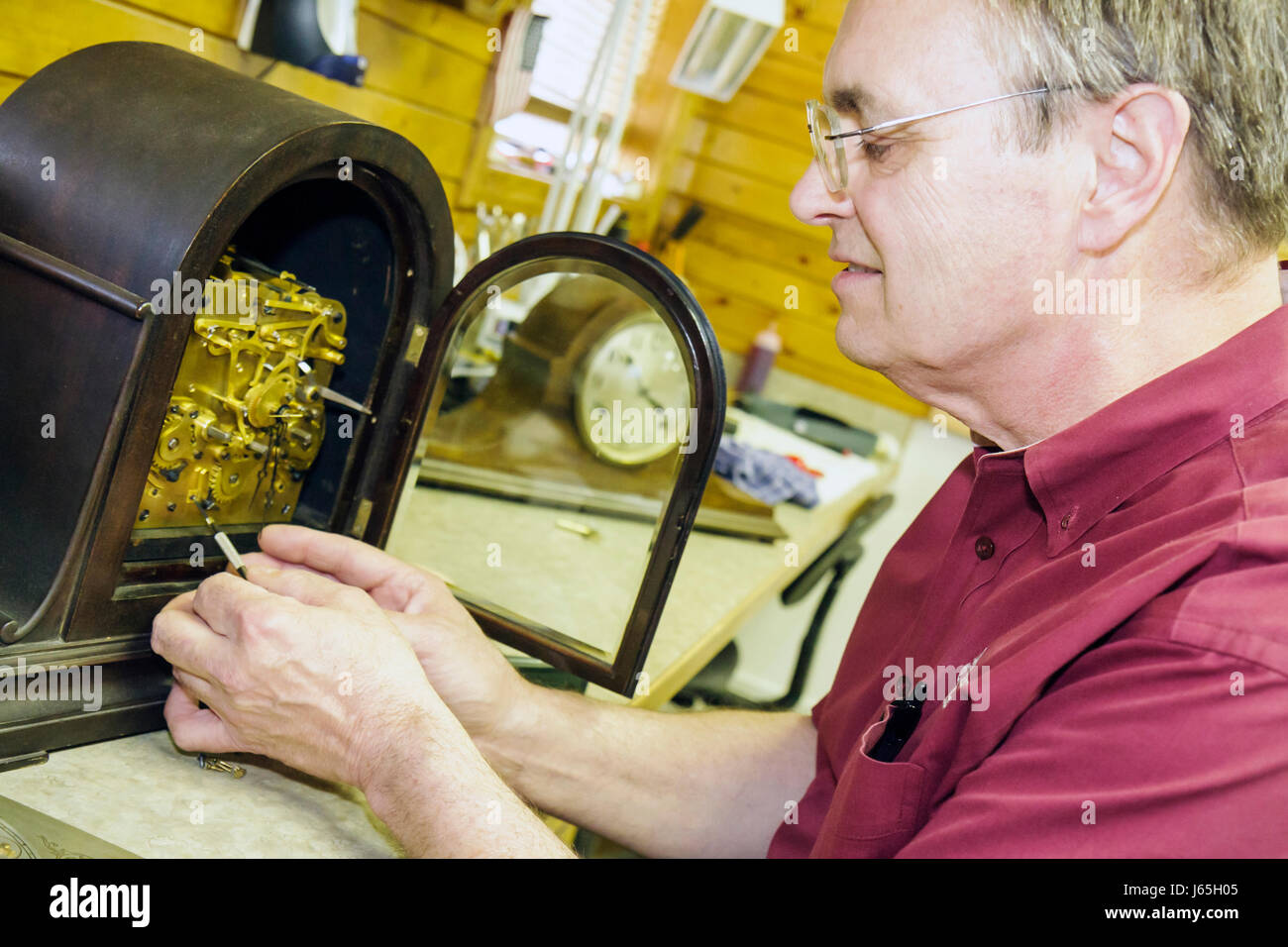 Michigan Frankenmuth,German Bavarian ethnic community,Frankenmuth Clock Company,display sale time,timepiece,mantle clock,man men male,clockmaker,sales Stock Photo