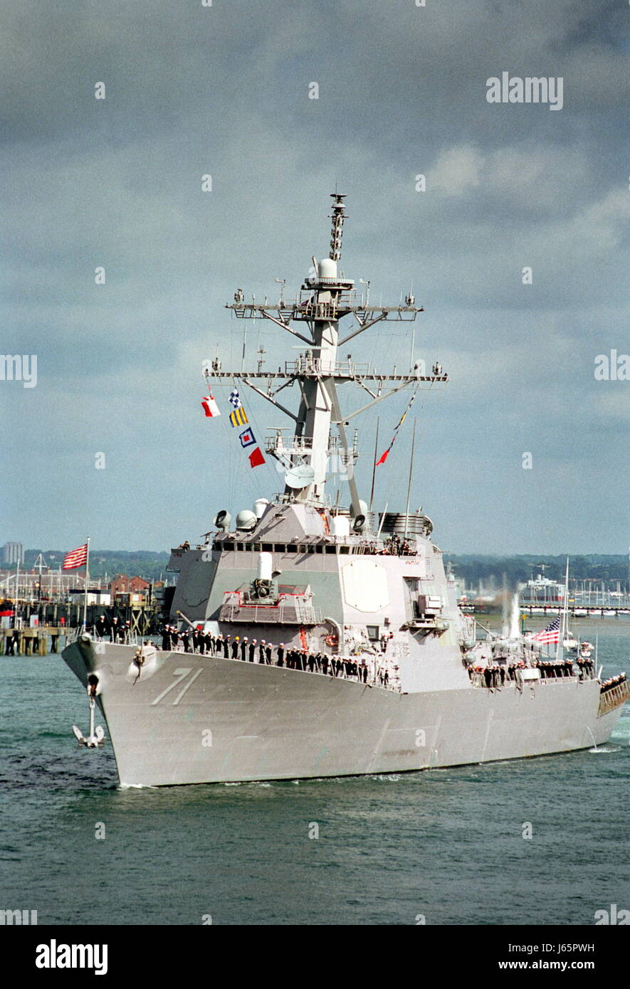 AJAXNETPHOTO. 5TH JUN 2004- PORTSMOUTH, ENGLAND. - D-DAY 60TH ANNIVERSARY - U.S. NAVAL DESTROYER USS ROSS LEAVES PORTSMOUTH FOR NORMANDY. PHOTO:JONATHAN  EASTLAND/AJAX.  REF: 41106/32 Stock Photo