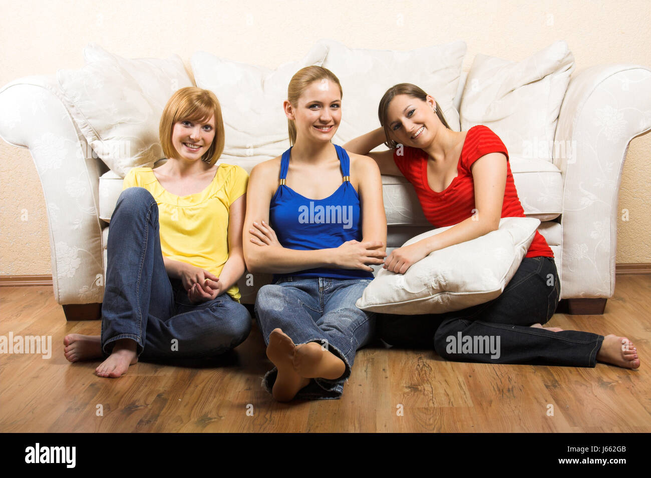 В комнате 3 женщины. В комнате 3 женщины. В комнате 3 женщины. Women blow fans in the living room. Женское общежитие.