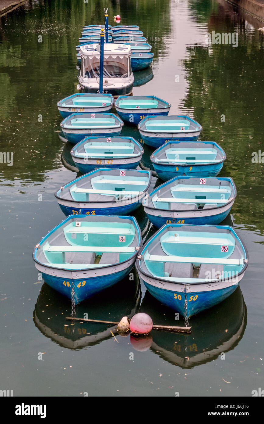 Boats tied up in winter hi-res stock photography and images - Alamy